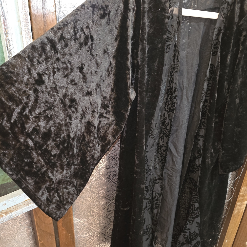 Knox Rose Black Velvet Floral Robe - Picture 5 of 5